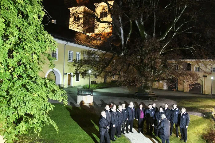 Jedes Jahr ein musikalischer Höhepunkt beim Junker-Weinfest der Bürgergarde: Der Auftritt des Carinthia Chores unter der alten Linde im Stiftshof, den auch ein paar Regentropfen nicht trüben konnten. Mit Obmann Karl Klinar und unter der Leitung von Prof. Bernhard Zlanabitnig.