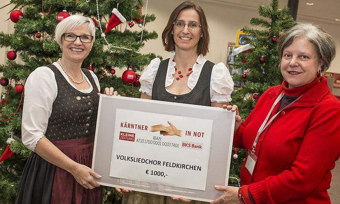 Chorleiterin Renate Altmann und Obfrau Renate Otti überreichen Susanne Koschier 1000 € für "Kärntner in Not"