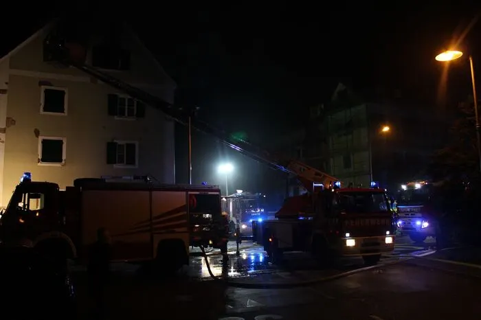 Er befand sich in Lebensgefahr, wurde sofort vom Notarzt intubiert und anschließend ins LKH Graz gebracht. Weitere Bewohner des Mehrparteienhauses wurden nicht verletzt.