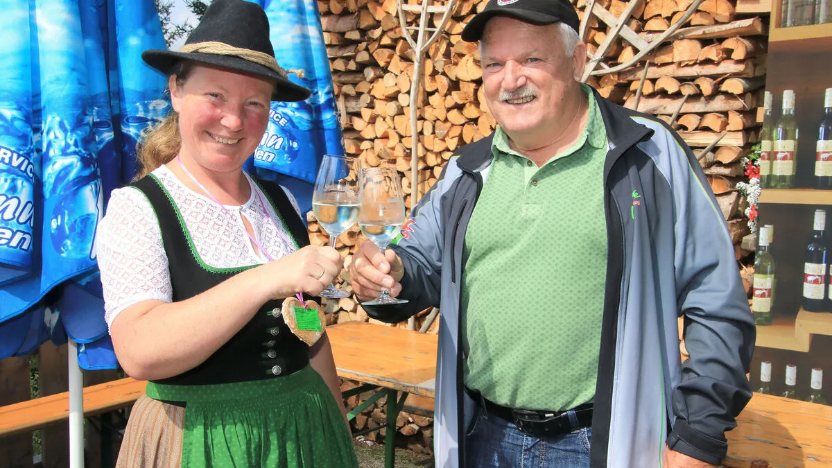 Wirtin Martha Reischl und Naturfreunde-Obmann Johann Rauchegger