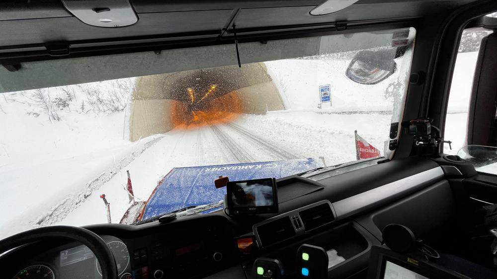 Der durchgehende Schneefall in der Weststeiermark macht Blockabfertigung in den Tunnel der Pack notwendig