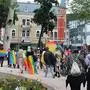 Die Regenbogenparade zog mit 150 Teilnehmern durch Spittal