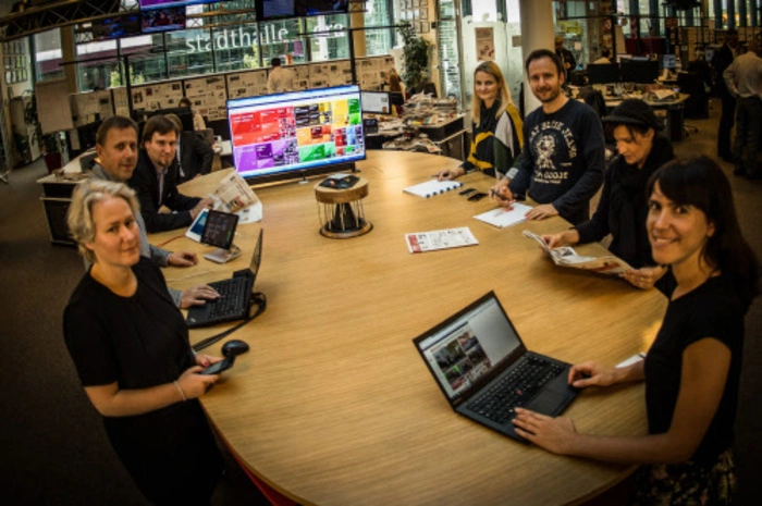 9 Uhr, Morgenkonferenz, der Newsroom beginnt sich zu füllen. Hier wird besprochen, welche Story auf welchem der multimedialen Kanal gut funktioniert und wie sich die Informationen weiter vertiefen lassen. Erste Inhalte für die Printausgabe zeichnen sich ab.