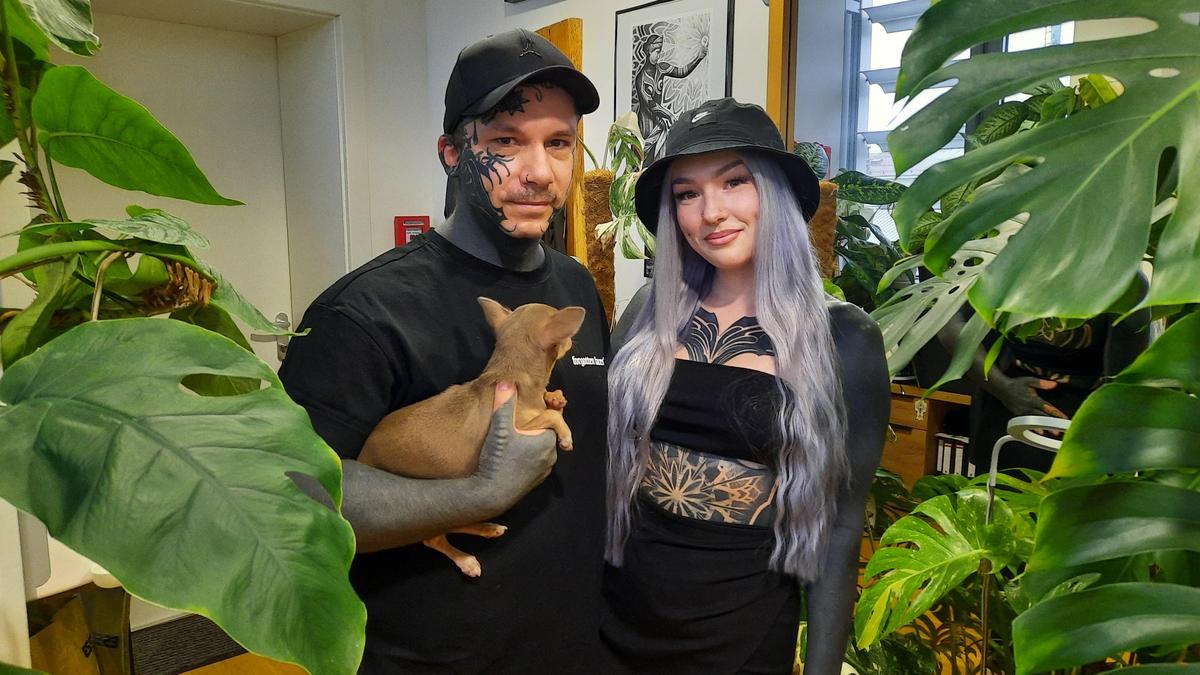 Manuel Rogaschewski und Mariana Knapitsch in ihrem Tattoo-Studio „Black Veins“