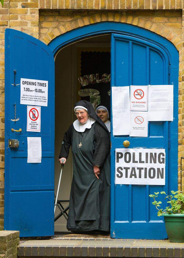 Nonnen in einer Wahlstation  in der St. John's Kirche in Paddington