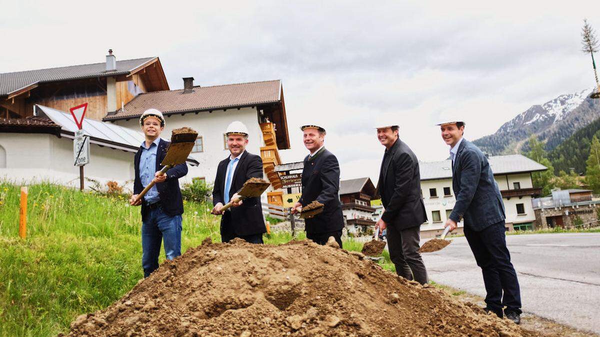 Von links:Bernhard Hampel (Abteilung Verkehr und Straße), Josef Außerlechner (Bürgermeister der Gemeinde Kartitsch), Landeshauptmann-Stellvertreter Josef Geisler, Harald Haider (Leiter BBA Lienz), Johannes Nemmert (Leiter Straßenneubau, BBA Lienz)