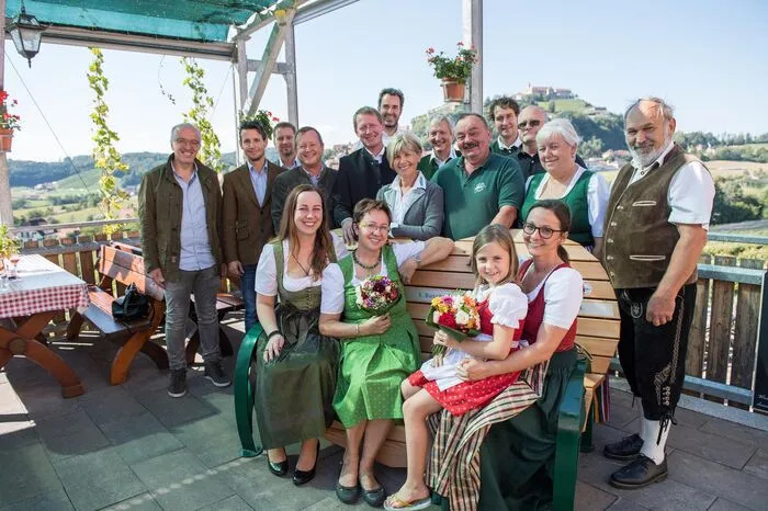 Der Buschenschank Bernhart (5.) hat auch eine Trophäe ergattert