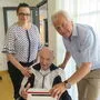 Der fitte Jubilar Peter Deixelberger lebt im Pflegeheim in St. Paul. Im Bild mit Doris Meißl (pflegerische Leitung) und Bürgermeister Hermann Primus