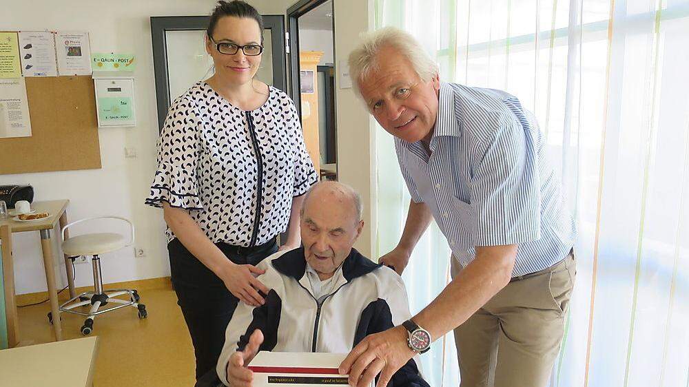 Der fitte Jubilar Peter Deixelberger lebt im Pflegeheim in St. Paul. Im Bild mit Doris Meißl (pflegerische Leitung) und Bürgermeister Hermann Primus
