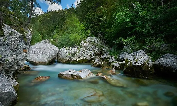 Die Savinja ist ein Mittelgebirgsfluss