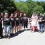 Vor der Hochzeit besuchten Braut und Freundinnen das Weinblütenfest
