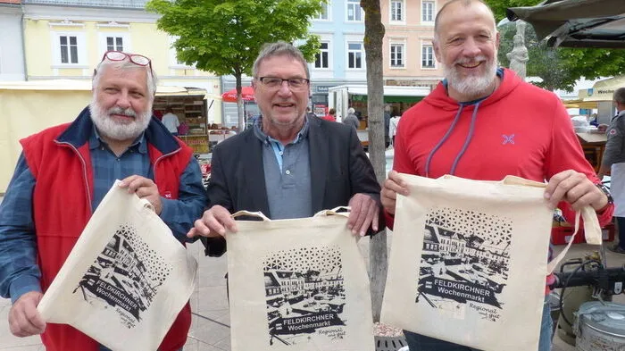 In die Rolle der "textilen" Botschafter des Wochenmarktes schlüpften John Subecz, Karl Lang und Herwig Röttl (von links)