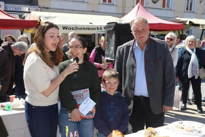 2. Stefanie Natmeßnig mit 76 Punkten.
2. Preis: 30,- Tiebeltaler & Backbuch „Brot Backen in Perfektion“ von Breschan Papier GmbH im Wert von € 60,-.