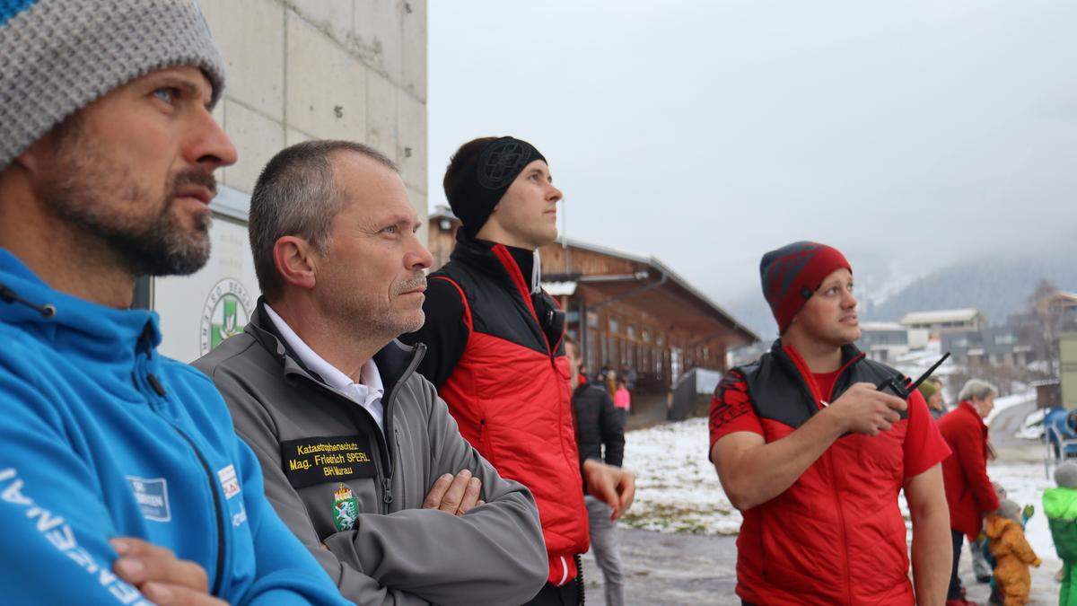 Geschäftsführer Bernhard Plank, Bürgermeister Fritz Sperl, Bergrettung-Ortsstellenleiter-Stellvertreter Sebastian Arlitzer und Bergrettung-Gebietsleiter Christian Legat beobachten gespannt das Szenario