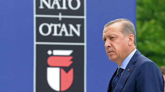 Nicht zuletzt die verhaltenen Reaktionen des Westens auf den Putsch gegen Erdogan ließen diesen auch zur Nato auf Distanz gehen