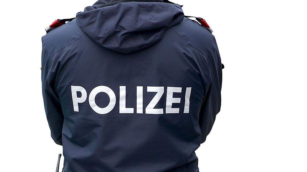 Eine Polizeijacke wurde bei dem Einsatz zerrissen (Sujet)