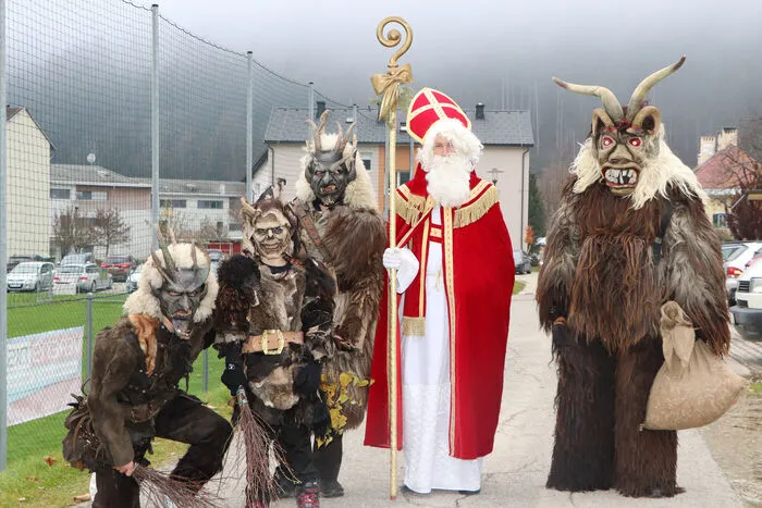 Der Nikolaus mit seinen Krampussen vor dem Start