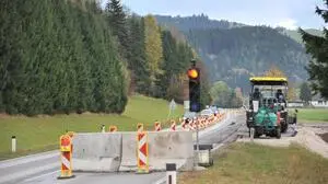 Auf der B 145 der Salzkammergutstraße wird die Baustelle momentan mit Ampeln geregelt | Auf der B 145 der Salzkammergutstraße wird die Baustelle momentan mit Ampeln geregelt