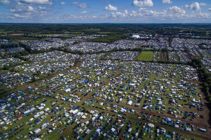 Das Dorf hat sich längst mit der Invasion der Metalheads arrangiert - und profitiert auch davon. Von der Unterkunft im Dorf bis hin zum Gemüsestand, das Festival ist ein echter Wirtschaftsfaktor.