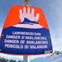 ABD0004_20170106 - FLACHAU/WAGRAIN - ÖSTERREICH: THEMENBILD: Illustration zum Thema "Lawinengefahr / Lawine /Lawinenwarntafel / Bergrettung". Ein Schild mit der Aufschrift "Lawinengefahr" am Montag, 8. Februar 2016, in Flachau/Wagrain. Wegen des Neuschnees und Sturms ist die Lawinengefahr in Teilen Österreichs erheblich. - FOTO: APA/BARBARA GINDL