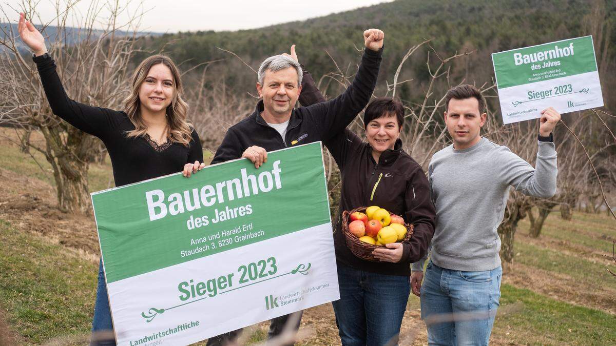 Freuen sich über die Auszeichnung: Familie Ertl wurde zum &quot;Bauernhof des Jahres&quot; gekürt