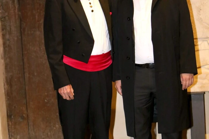 Obmann Josef Pepper vom Kulturforum Friesach (rechts im Bild) war es gelungen, das Jeunesse-Orchester Kärnten unter der Leitung von Ernest Hötzl (links) für ein Konzert in der Burgenstadt zu gewinnen.