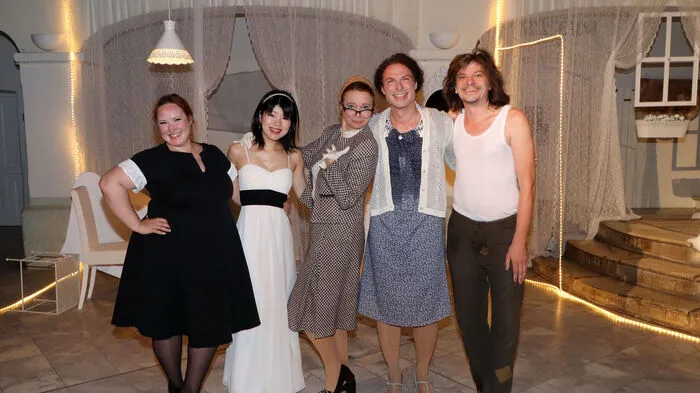 Die Besetzung der Sommeroper im Amthof: Laetitia: Iza Kopec, Fräulein Beck: Armin Gramer, Fräulein Rebernig: Ulla Pilz und Bob: Johannes Hanel. Regie und Bearbeitung: Ulla Pilz und Musikalische Leitung: Nana Masutani.  