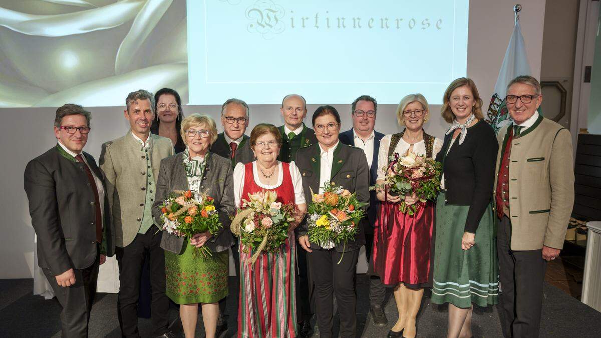 Die Preisträgerinnen Maria Goger, Margareta Gruber, Waltraud Postl und Elisabeth Schützenhöfer mit Gratulanten