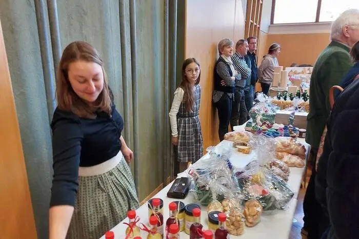 Im Rahmen der Veranstaltung gab es Gelegenheit zum Basteln, Lebkuchen verzieren oder Weihnachtsgeschichten zu hören. Auch der Nikolaus schaute vorbei. 