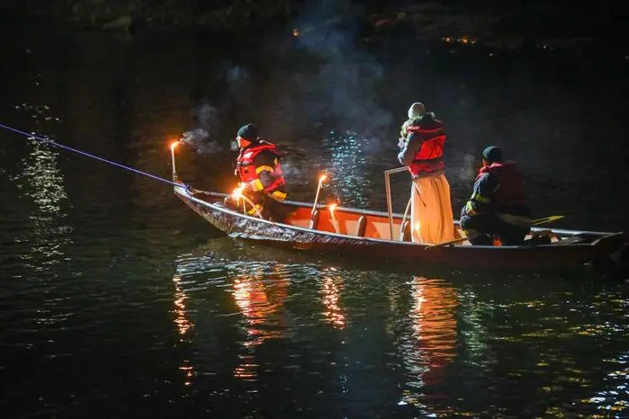 Die Einsatztaucher begleiteten gemeinsam mit Kameraden der Feuerwehren Leoben-Göss, Kraubath, Bruck an der Mur und Kapfenberg das Christbaumfloß und die Feuerwehrzille mit dem Leobener Christkind.
