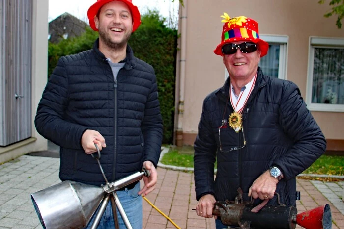 Was wäre  der Faschingsauftakt ohne den berühmten "Oberklescher" Bernhard Wasserbacher (rechts im Bild), der diesmal auch seinen "Zauberlehrling" Johannes Weinländer mithatte. 