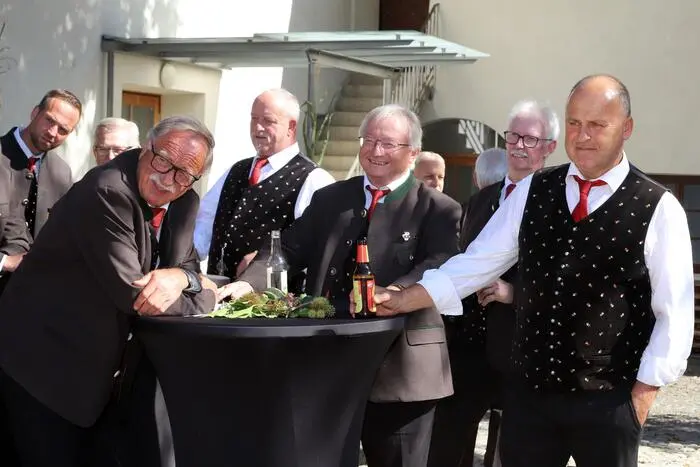 Im Anschluss wurde im Pfarrgarten zu einem gemütlichen Beisammensein und einen Frühschoppen mit ein Gästesingen mit Chören aus der Region eingeladen. Mit dabei waren der MGV Tiffen unter Leitung von Hubert Warmuth (am Foto), der Singkreis „Mitananda“ unter Ltg. Jakob Koppitsch, der A capella Chor Ltg. Alexandra Warmuth und der Singkreis Ossiach unter Leitung von Alois Gaggl. 