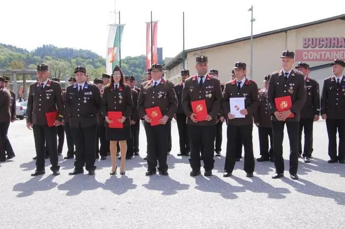 Begonnen wurde der Festtag mit einem Wortgottesdienst, den Pastoralassistent und Mitglied der FF Voitsberg, Martin Rapp zelebrierte.
Beim anschließenden Festakt wurden insgesamt 59 Feuerwehrfrauen und Männer der beiden Wehren angelobt, befördert, ausgezeichnet und geehrt. 