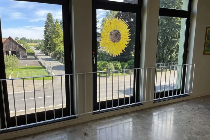 Die Fenster sind undicht. Bei starkem Regen sammelt sich an dieser Stelle häufig eine Pfütze