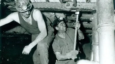 Kumpel bei der Demontage einer speziellen Konstruktion zur Abstützung der Decke