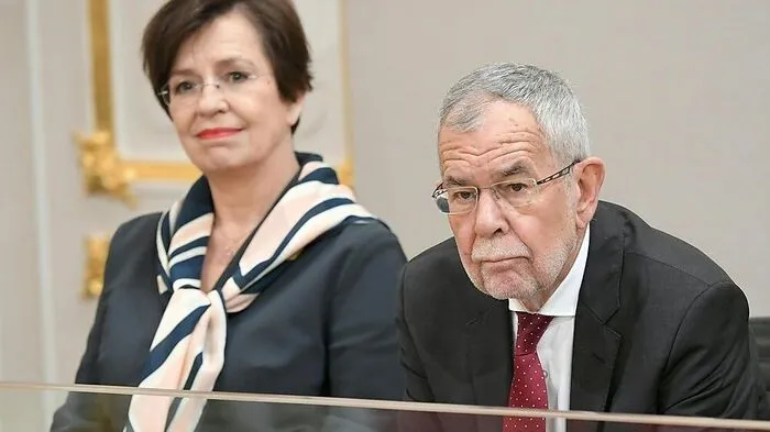 "Wir haben das gemeinsam ganz gut hingekriegt." Bundespräsident Alexander Van der Bellen gelobt die türkis-grüne Bundesregierung an.