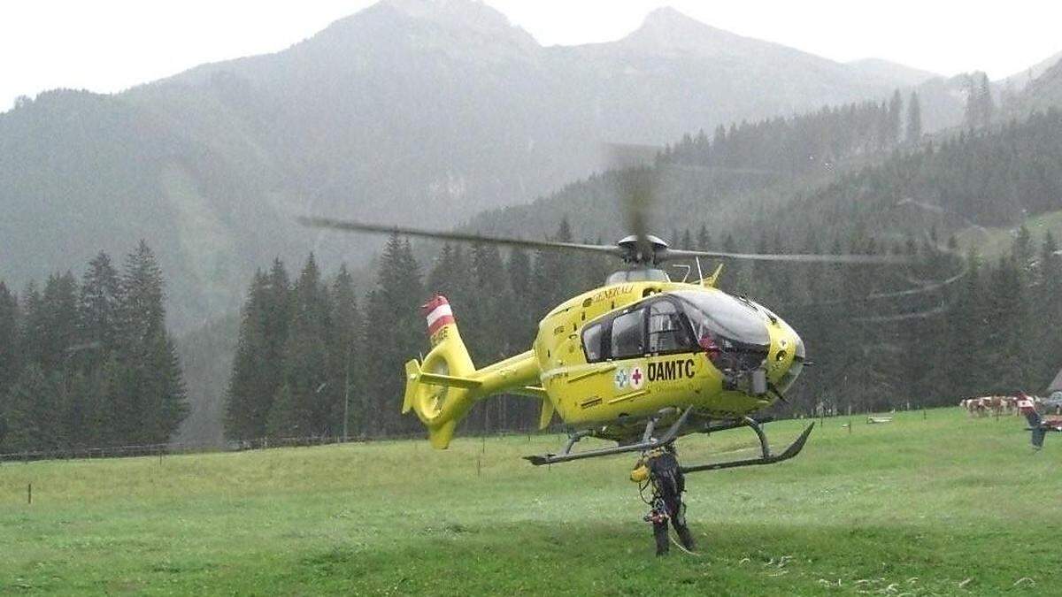 Auch der Rettungshubschrauber C 15 war im Einsatz, der Wanderer konnte aber nur noch tot geborgen werden