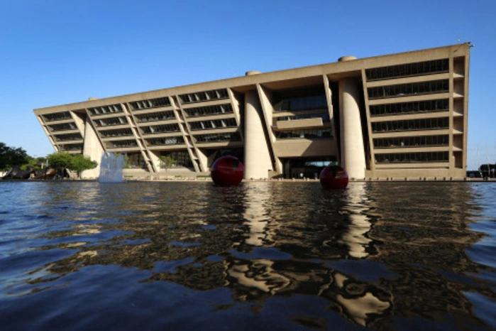 Spiegelnde Flächen: Die Dallas City Hall wird von einem reflektierenden Pool umschmeichelt.