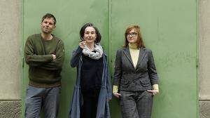 Maria Gstättner (Mitte) mit der  Lyrikerin Angelika Reitzer und dem Fotografen Ditz Fejer