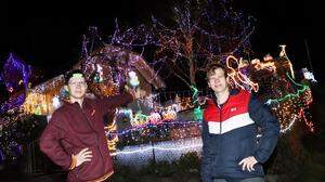 Julian und Markus Santner nachdem sie das Haus mit 200 Lichtern geschmückt haben