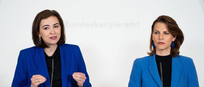 Justizministerin Alma Zadic (Grüne) und Verfassungsministerin Karoline Edtstadler (ÖVP) im Anschluss an den Ministerrat