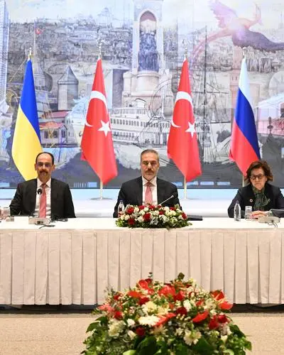 Ukrainische, türkische und russische Delegation am Verhandlungstisch in Istanbul | Am 16. Mai trafen sich die russische und ukrainische Delegation bereits in Istanbul
