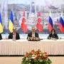 Ukrainische, türkische und russische Delegation am Verhandlungstisch in Istanbul | Am 16. Mai trafen sich die russische und ukrainische Delegation bereits in Istanbul