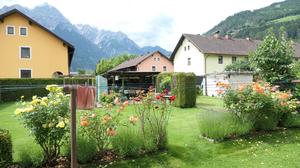 Häuserreihen mit ingesamt 229 Wohnungen und großzügige Grünflächen kennzeichnen die Südtiroler Siedlung in Lienz