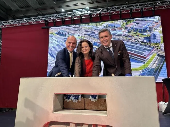Verkehrslandesrätin Claudia Holzer (FPÖ) bedankt sich bei SPÖ-Verkehrsminister Peter Hanke (r.) für eine „stets konstruktive Gesprächsbasis, wenn es um steirische Verkehrsangelegenheiten geht“