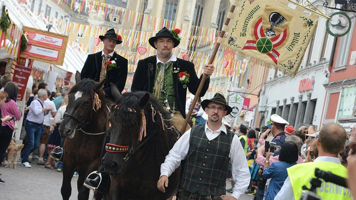 Die Reiter der Villacher Bauerngman am Beginn des Festumzuges