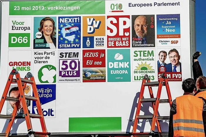 Öffnung der Wahllokale: Donnerstag 7.30 - 21.00 Uhr (Ausnahmen z.B. an Bahnhöfen schon ab 0.00 Uhr)Prognosen: plant das staatliche Fernsehen (NOS) auf der Grundlage von Wählerbefragungen (Exit Polls) um 21.00 UhrHochrechnungen: neinErgebnisse: auf der Grundlage ausgezählter Stimmen dürfen erst am Sonntag nach 23.00 Uhr bekanntgegeben werden. Alle Wahlbüros übermitteln die Ergebnisse dem Wahldienst der niederländischen Nachrichtenagentur ANP, die sie dann veröffentlicht. Das amtliche Endergebnis wird am 4. Juni vom Wahlrat bekanntgegeben.