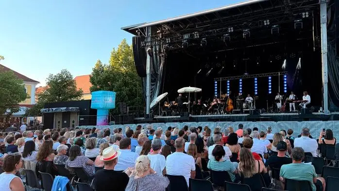 Bei perfektem Wetter verwandelte sich der Hauptplatz in ein Meer aus Klängen und Tönen.
