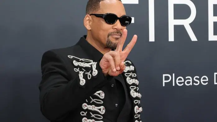 Sein großes Comeback bei einer Award-Show feierte Hollywoodstar Will Smith. Der Schauspieler hatte im März 2022 im Rahmen des Ohrfeigen-Skandals für Aufsehen gesorgt. Smith hatte Moderator Chris Rock nach einem Witz auf Kosten seiner Frau Jada Pinkett-Smith geohrfeigt. Daraufhin erhielt er ein Oscar-Verbot. Danach zog er sich etwas aus der Öffentlichkeit zurück. Sein Erscheinen bei den diesjährigen Grammys kam überraschend