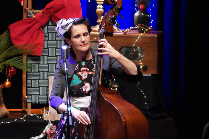 ... Eva Bacher (Bass und Gesang) ...